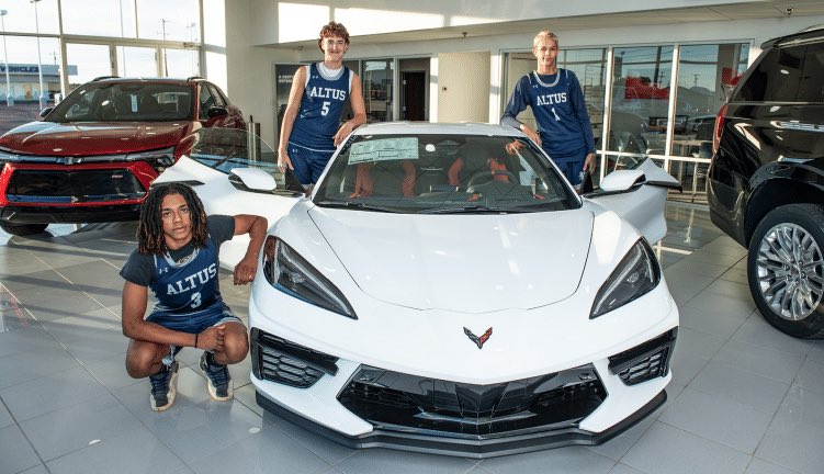 barstoolschs1's tweet photo. Boujee car. Poverty Team.
#BeavsBy50.
@AltusSchools https://t.co/9zQyTLJSwI