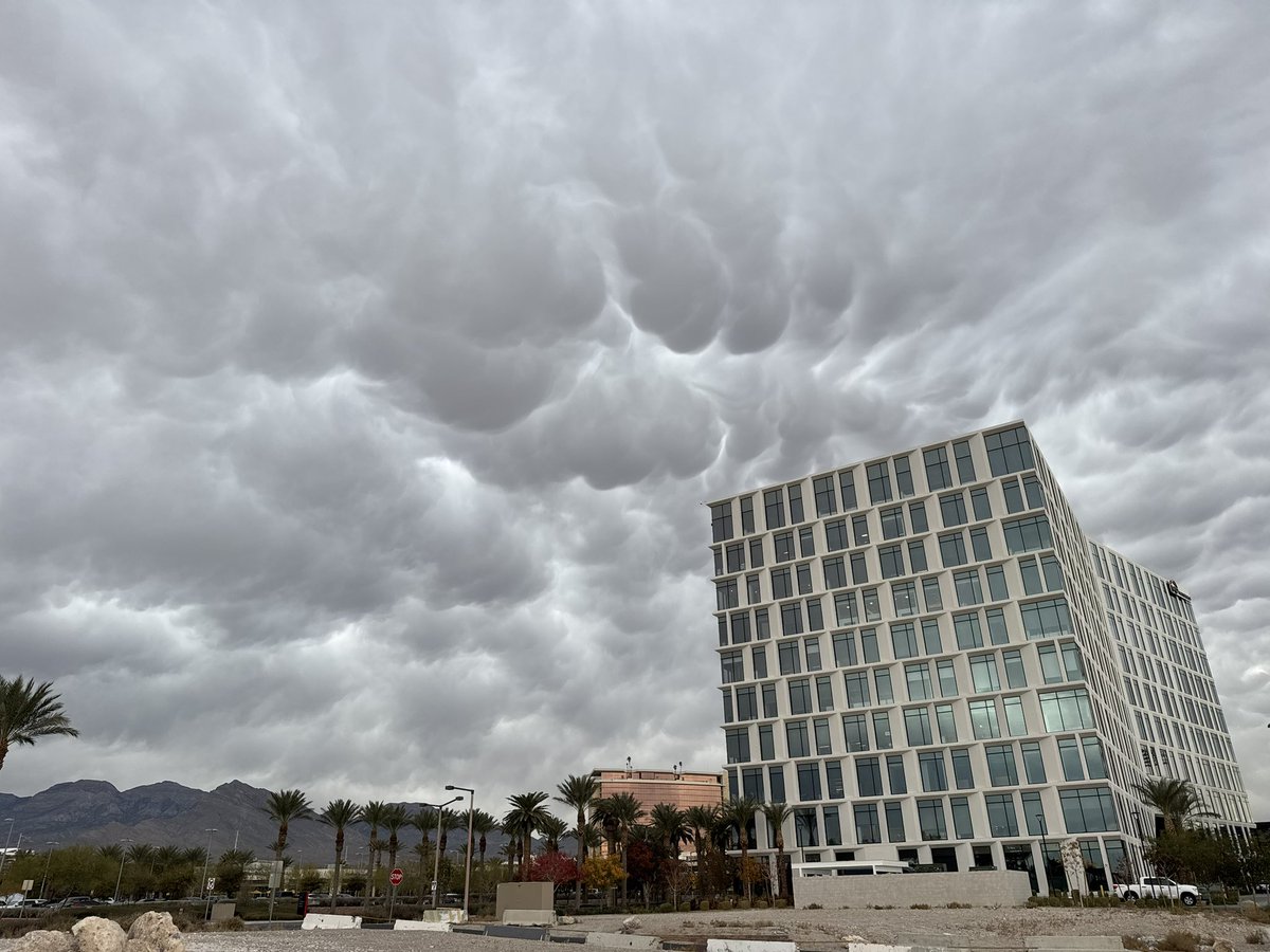 johnhbarry's tweet image. Crazy sky in @DTSummerlin I feel like the Ghostbusters could be showing up soon!! 
#summerlin #lasvegas