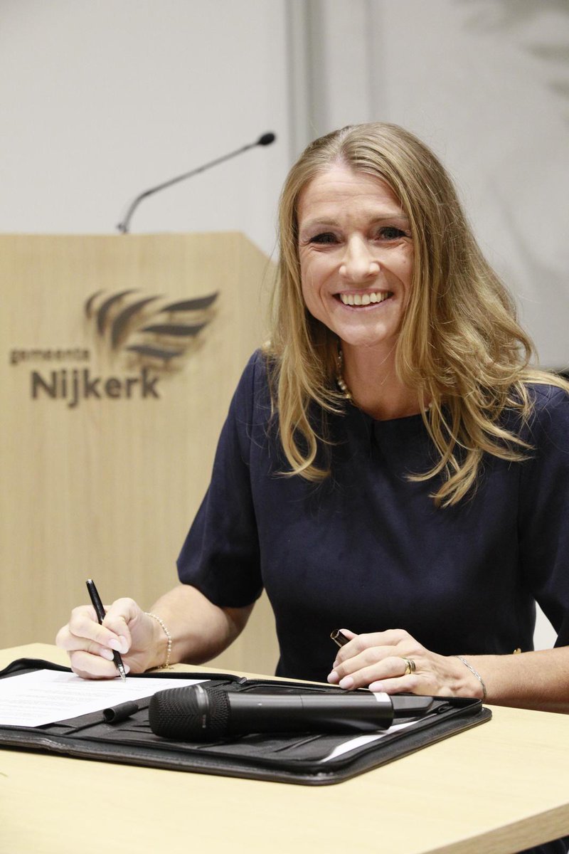 Vanavond is Tinet de Jonge - Ruitenbeek tijdens een bijzondere raadsvergadering geïnstalleerd als burgemeester van de gemeente Nijkerk. Na de installatie kreeg zij de ambtsketen omgehangen door locoburgemeester Esther Heutink - Wenderich.