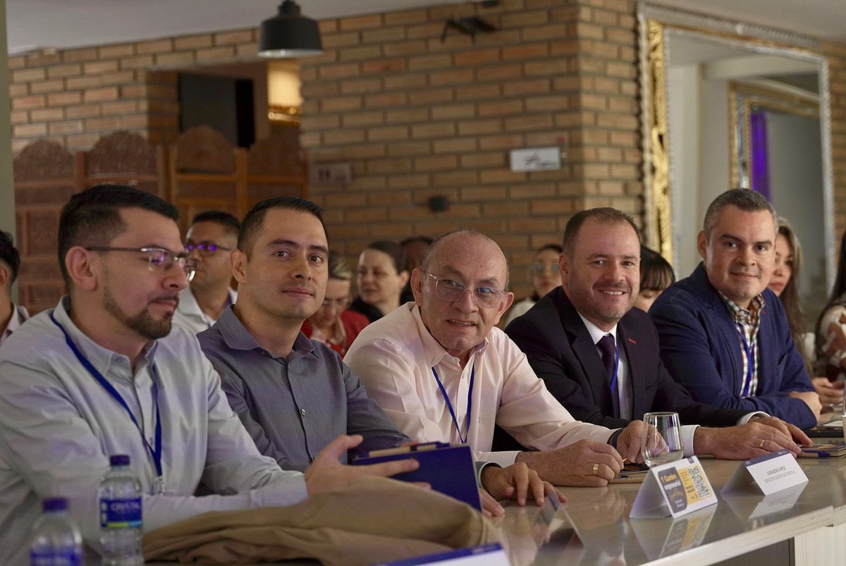Estamos hoy en la 1ª cumbre empresarial "Región Paisa", que lidera el @partidomira y que reúne empresarios de la región paisa. Con esta cumbre se articula el tejido empresarial, y se promueve el diálogo intersectorial que fortalece las ventajas competitivas de estas regiones.