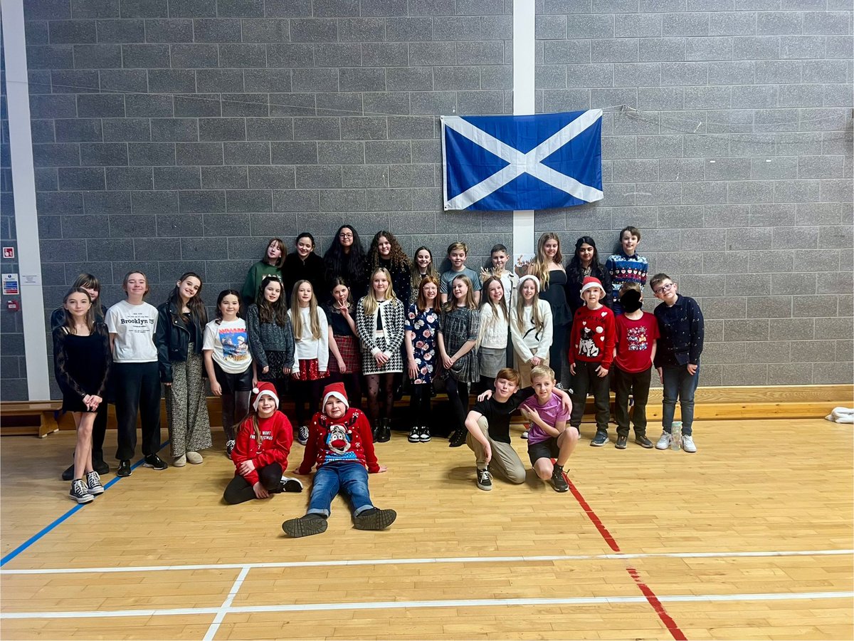 missmcr_LVPS's tweet photo. Today P7 started off the Christmas Parties with a bang! 
We had the most lovely time celebrating and dancing all afternoon🕺
Congrats again to our prize winners!!⭐️ https://t.co/0FgKAjS3IS