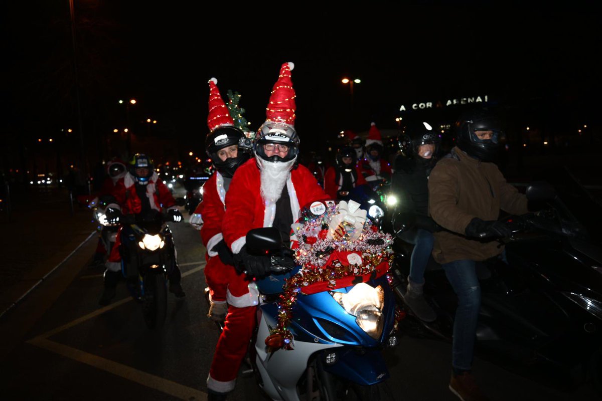OdpPompiers's tweet photo. #Carabalade2025 | Ce soir dans les rues de @Paris, vous avez peut être croisé des Pères Noël et des Mères Noël 🎅🤶

Rien de plus normal, ils roulent au profit des 1712 orphelins des @PompiersFR. 

Merci à eux pour leur mobilisation 💙 https://t.co/9jGyiSTafW
