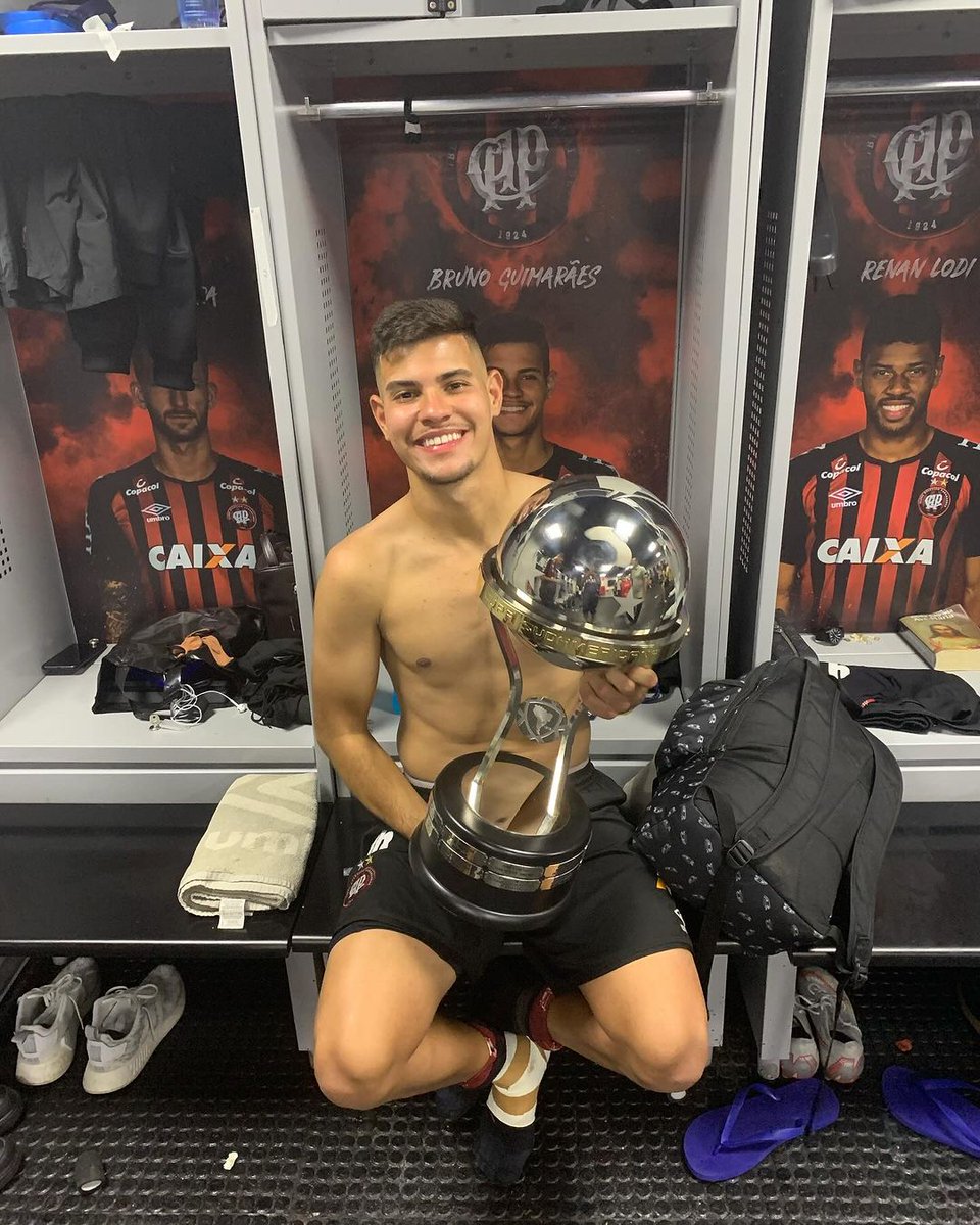 Admitiu os erros nos jogos que falhou✅️
Exalta a passagem por aqui sempre que pode (mesmo quando a mídia tenta falar que ele é vascaino)✅️
Decidiu jogos importantes✅️
Campeão e melhor jogador da cdb 2019✅️
Melhor jogador das Américas de 2018✅️

Esse sim é ídolo e nos
