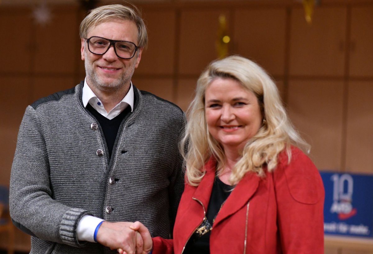 Kristin_Brinker's tweet photo. Herzlichen Glückwunsch an Peer Döhnert zur Wahl zum Bundestagsdirektkandidaten in Steglitz-Zehlendorf! Ich freue mich auf eine großartigen Wahlkampf in meinem Heimatbezirk 💙

#zeitfürafd #afdBerlin

Foto -go- https://t.co/J8QzCcoAjg