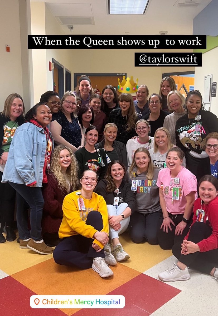 LaPuercaylor's tweet photo. Más fotos de Taylor Swift en el hospital infantil de Kansas City https://t.co/MevOLsOcRH