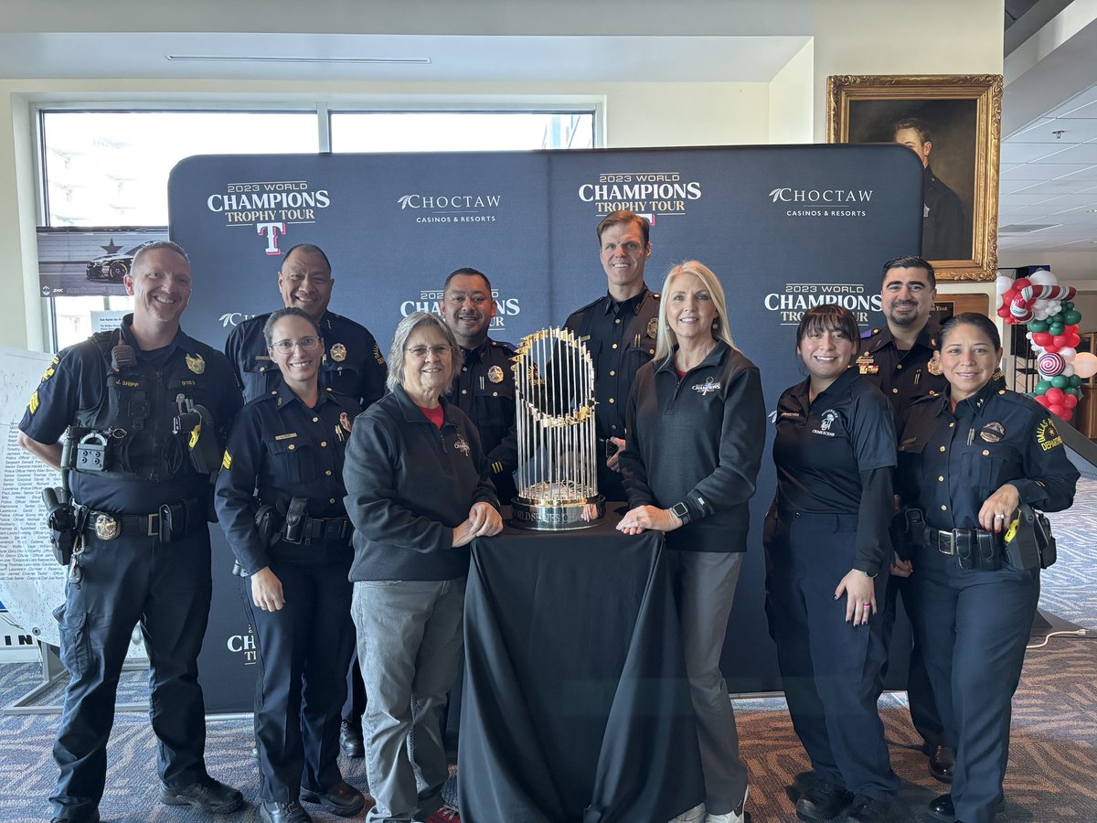 MeelissaJohnson's tweet photo. Thank you @DallasPD for inviting the @Rangers WS trophy. It was a pleasure. Thank you for your service. 💙 #Rangers https://t.co/uLHNtOosuI