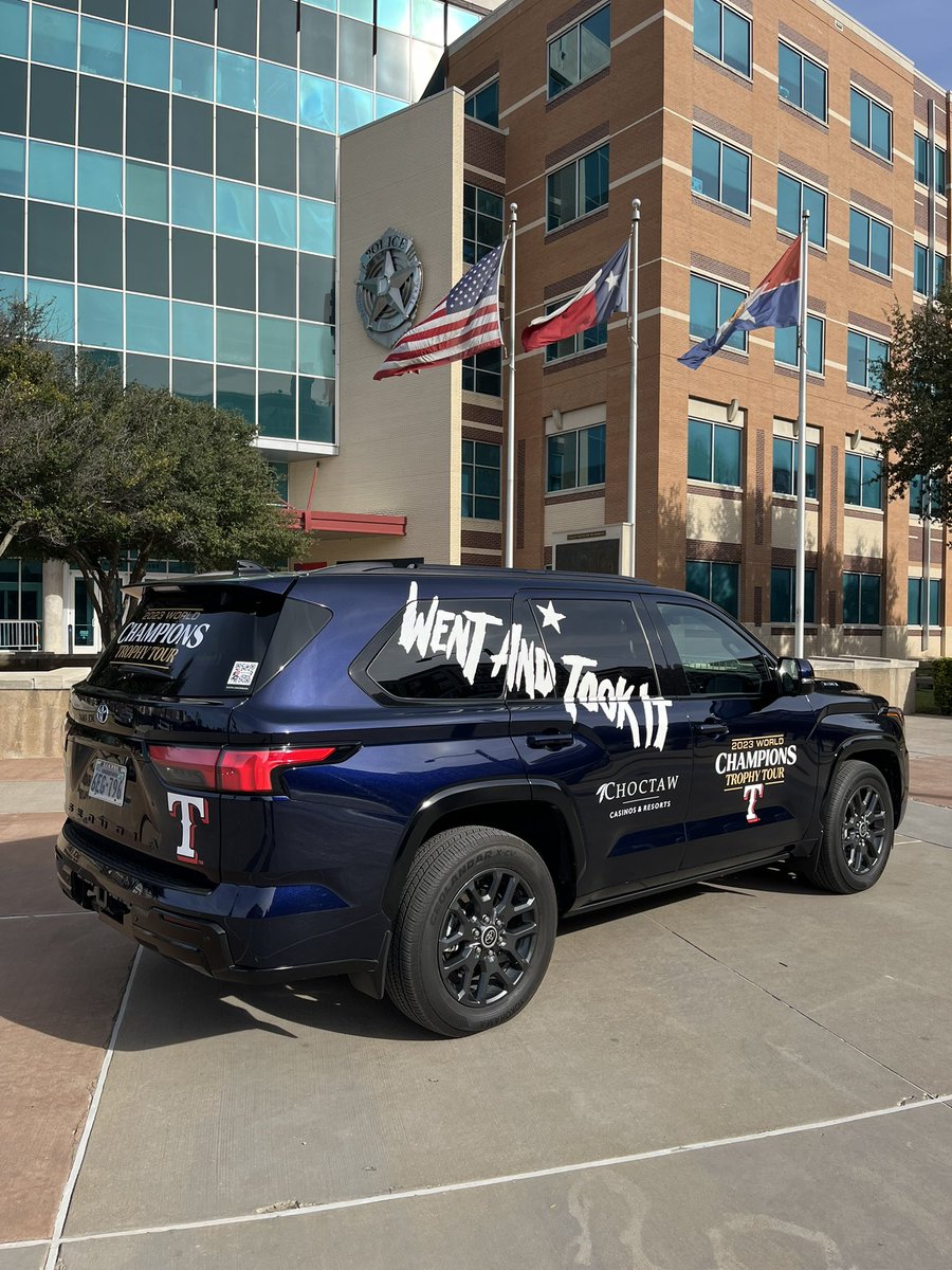 MeelissaJohnson's tweet photo. Thank you @DallasPD for inviting the @Rangers WS trophy. It was a pleasure. Thank you for your service. 💙 #Rangers https://t.co/uLHNtOosuI