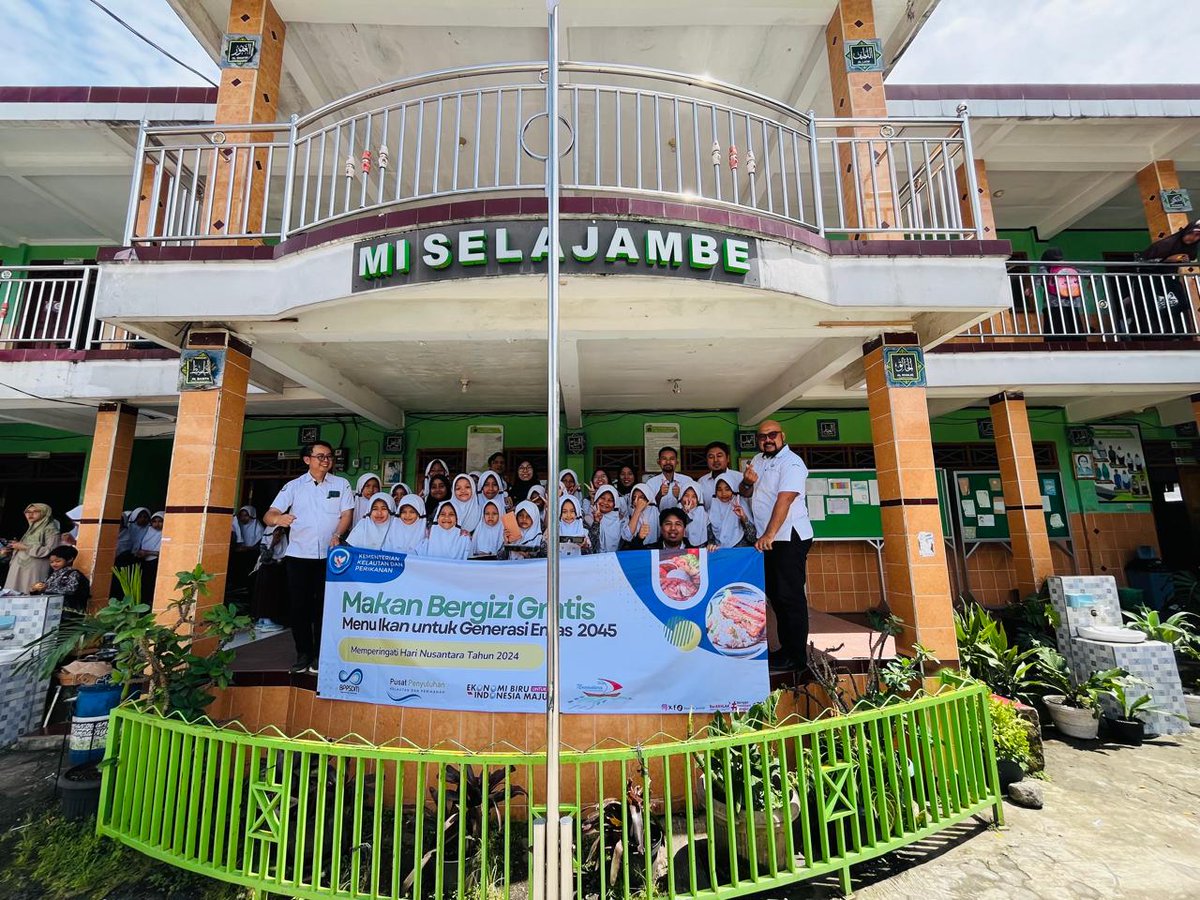 ncisriMuly's tweet photo. Kamis (12/12),  Sri Mulyani, Luhkan Kab. Sukabumi, melaporkan kegiatan Makan Bergizi Gratis dalam rangka Peringatan Hari Nusantara 2024 di Kabupaten Sukabumi #GiatLuhkanSatminkalBogor  #skbmi #Aktivitas @brpbatpp_bogor @bppsdm_kp @bppsdm_puslatkp https://t.co/ebOKgKRhfw