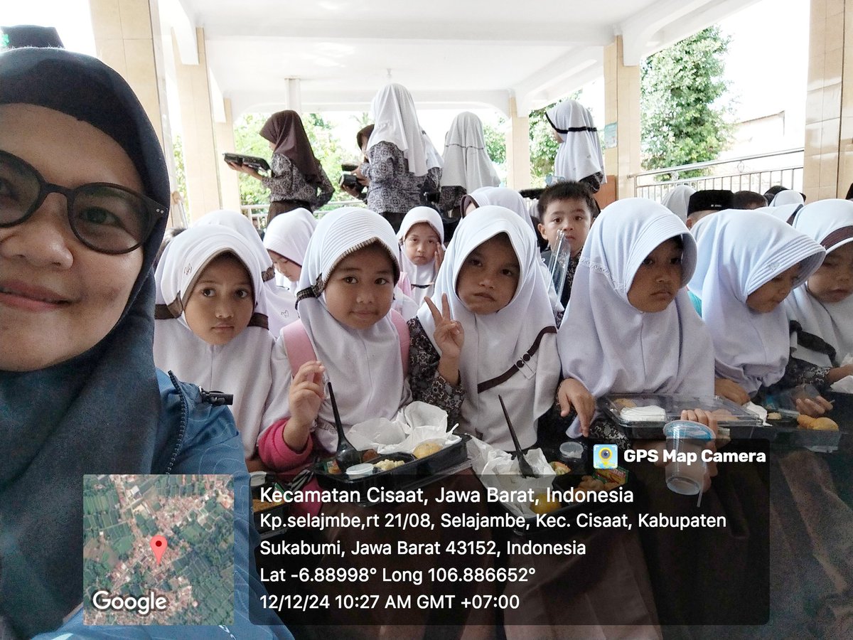 ncisriMuly's tweet photo. Kamis (12/12),  Sri Mulyani, Luhkan Kab. Sukabumi, melaporkan kegiatan Makan Bergizi Gratis dalam rangka Peringatan Hari Nusantara 2024 di Kabupaten Sukabumi #GiatLuhkanSatminkalBogor  #skbmi #Aktivitas @brpbatpp_bogor @bppsdm_kp @bppsdm_puslatkp https://t.co/ebOKgKRhfw