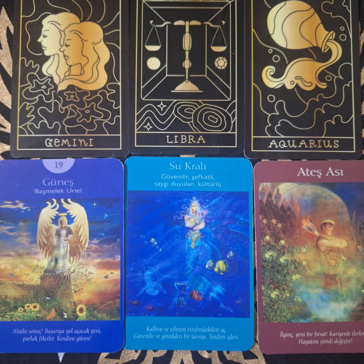 PHOEN1XDRAGON's tweet photo. ☯️ 13 ARALIK GÜNLÜK Melek  Tarot Mesajları Tek Kart Gündemi

¡Etkileşim Verenlere niyetlendim!

𖤓 Güneş | ⅍ Yükselen  | ☽ Ay 

➣Günün Mesajları Burçların altında yazmaktadır.
(Sistem yeniden yerine oturana kadar foto paylaşımlı olacak)

🜂ATEŞ ELEMENTİ
♈︎ Koç
꒰ঌ(Sevgililer)໒꒱
𓆩Başmelek Rafael𓆪
Yakın ilişkiler. Kararlarını dikkatle tart. İyi sağlık.
⊹₊⟡⋆

♌︎ Aslan
꒰ঌ(Toprak Altılısı)໒꒱
Para, zaman ya da çaba hediyeleri. Yeni kariyer fırsatları Bir kredi almak ya da borçları ödemek.
⊹₊⟡⋆

♐︎ Yay
꒰ঌ(Su Dörtlüsü)໒꒱
Kaçırılan bir fırsat. Hoşnutsuzluk ve sıkıntı. Gözlerini fırsatlara aç.
⊹₊⟡⋆

🜃TOPRAK ELEMENTİ 
♉︎ Boğa 
꒰ঌ(İmparatoriçe)໒꒱
𓆩Başmelek Gabriel𓆪
Sınırsız bolluk. Hayallerini gerçekleştir. Kendini ve başkalarını besle.
⊹₊⟡⋆

♍︎ Başak
꒰ঌ(Savaş Arabası)໒꒱
𓆩Başmelek Metatron𓆪
Önemli bir başarı. Özdisiplin ve irade gücü. Toplumda tanınma.
⊹₊⟡⋆

♑︎ Oğlak 
꒰ঌ(Su Altılısı)໒꒱
Geçmiş ya da çocukluk anıları. Çocuklarla ilgili konula Geçmiş hakkında hayaller kurma.
⊹₊⟡⋆

🜁HAVA ELEMENTİ 
♊︎ İkizler 
꒰ঌ(Güneş)໒꒱
𓆩Başmelek Uriel𓆪
Mutlu sonuç! Başarıya yol açacak yeni, parlak fikirler. Kendine güven!
⊹₊⟡⋆

♎︎ Terazi
꒰ঌ(Su Kralı)໒꒱
𓆩Güvenilir, şefkatli, saygı duyulan, kültürlü𓆪
Kalbini ve zihnini etrafındakilere aç. Güvenilir ve gönülden bir tavsiye. Yardım işleri.
⊹₊⟡⋆

♒︎ Kova
꒰ঌ(Ateş Ası)໒꒱
İlginç, yeni bir fırsat! Kariyerde ilerleme. Hayatını şimdi değiştir!
⊹₊⟡⋆

🜄SU ELEMENTİ 
♋︎ Yengeç
꒰ঌ(Güç)໒꒱
𓆩Başmelek Ariel𓆪
Kuvvetli iç güç. Sert yargılardan kaçın. Affedicilik ve şefkat.
⊹₊⟡⋆

♏︎ Akrep
꒰ঌ(Toprak Onlusu)໒꒱
Çok mutlu bir aile hayatı. Finansal güvenlik. Hayattaki küçük şeylerde büyü bulmak.
⊹₊⟡⋆

♓︎ Balık
꒰ঌ(Ay)໒꒱
𓆩Başmelek Haniel𓆪
Önemli psişik sezgiler. Görünürün arkasındaki olaylar. İleri gitmeni engelleyecek korkularınızdan kurtul.
⊹₊⟡⋆

『 Dileyen arkadaşlar benden özel danışmanlık hizmeti alabilirler. Yapmaları gereken tek şey benimle iletişime geçmeleri olacak』

#tarot #oracle #kehanet #rune #astroloji  #burçlar #zodyak #signs #motivasyon  #günlükmotivasyon  #koç #boğa #ikizler #yengeç #aslan #başak #terazi #akrep #yay #oğlak #kova #balık #PhoenixDragon #PhoenixDragonTarot 
#TarotZilla #keşfet #kesfet