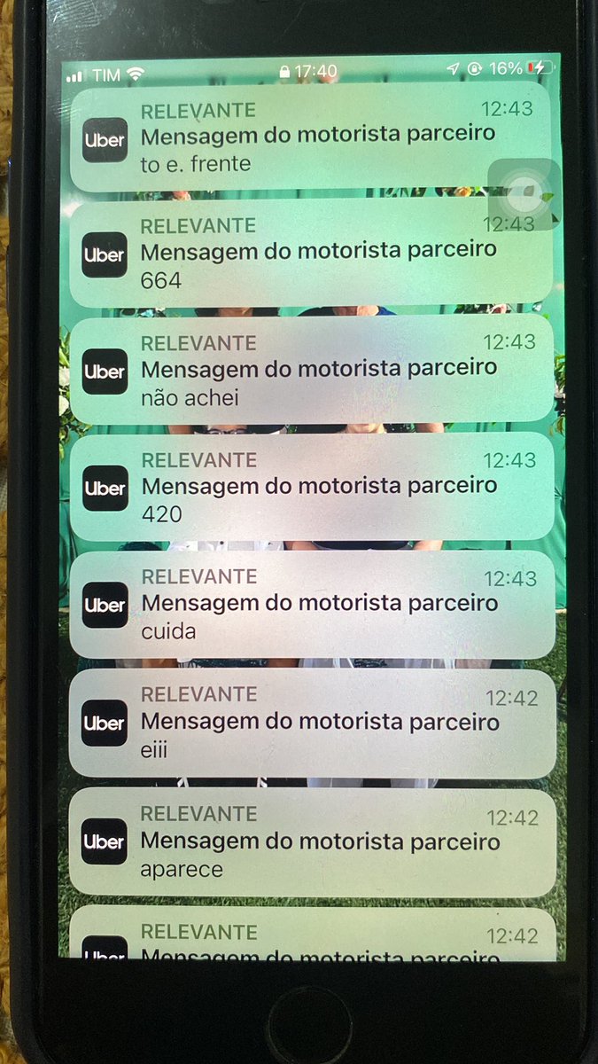 sannysoares_'s tweet photo. Minha mãe enviou uma encomenda via @Uber_Brasil e o motorista sacana roubou a encomenda, e quem disse que alguém consegue entrar em contato??? O dia inteiro tentando falar com alguém da Uber pra saber do motorista onde ele deixou essa bendita encomenda 😡 https://t.co/BJybigZXxg