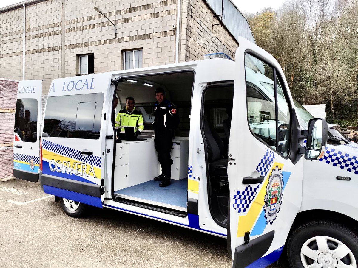 SEGUIMOS MEJORANDO EL EQUIPAMIENTO DE LS POLICÍA;NUEVO FURGÓN ATESTADOS
 
Con este nuevo vehículo incorporamos a la flota de vehículos de la Policía Local un furgón d atestados equipado con todos los elementos necesarios para que los agentes pueden prestar un servicio de calidad