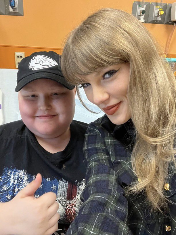 MLFootball's tweet photo. TRENDING: #Chiefs TE Travis Kelce’s girlfriend Taylor Swift spent today at a local Kansas City Children’s Hospital cheering up sick children. 

Swift has grown a close connection to the KC community and has done many great charitable deeds.

👏 https://t.co/S6SLNlI0Aw
