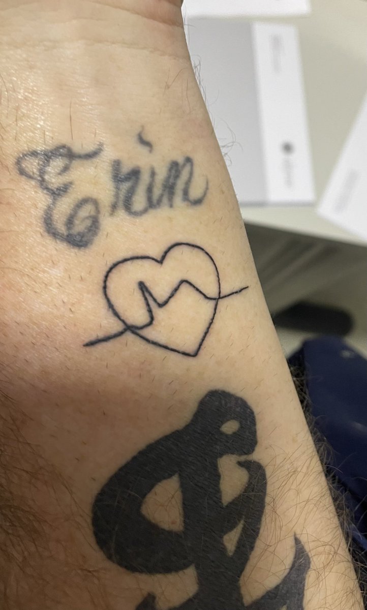 PratRossi's tweet photo. “Elegi tatuarme el electro del infarto cerca del antebrazo para que cada vez que quiera comer algo indebido, vea esa marca y recuerde cuidarme”
🫀👨🏼‍⚕️
Lautaro. A un año de su infarto.
💪🏼🏥🚨
Arriba figura también el nombre de su hija “para recordar que lo hago por ella” https://t.co/ChsuVwj38V