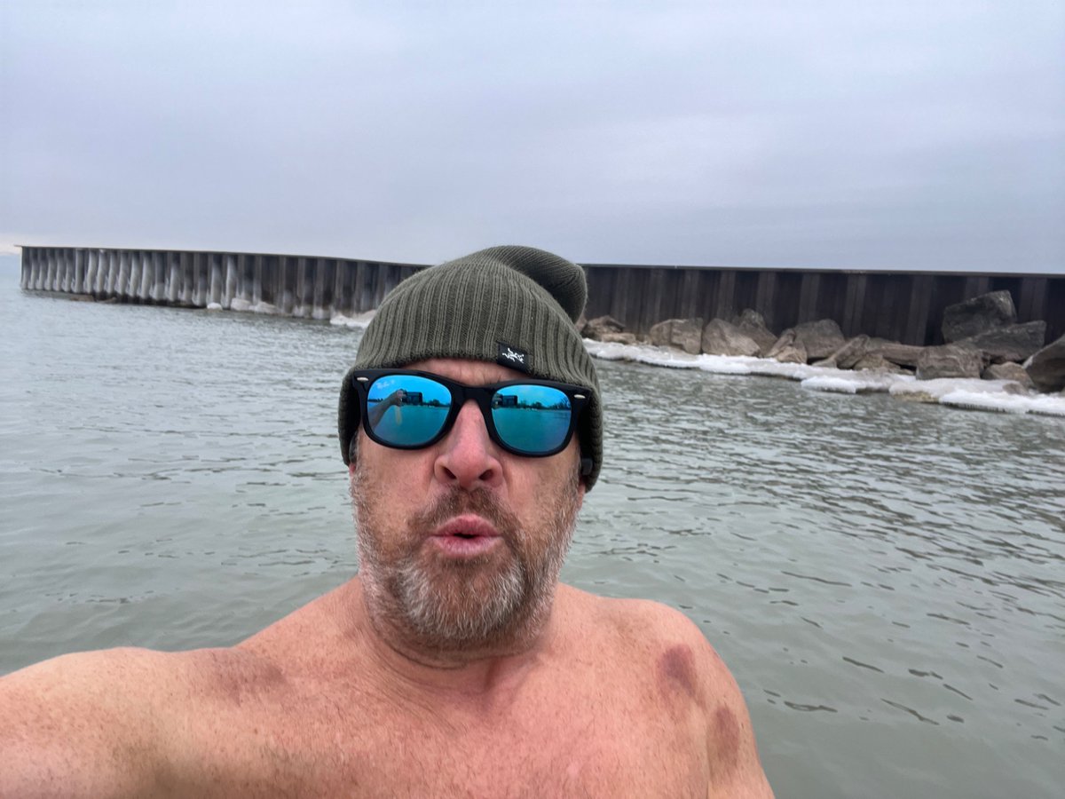 elynch66's tweet photo. @TheRealDtox Just got out of Lake Michigan Evanston Beach water temperature 39.6°F. https://t.co/IUAMWyayXd