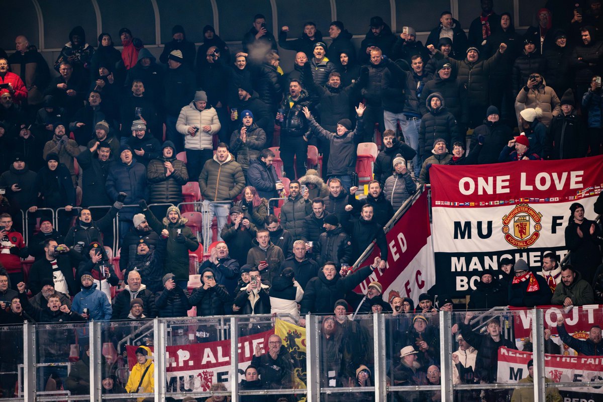 ManUtd's tweet photo. Best in the world 🇾🇪

Eternally grateful for your support, Reds. Safe journey home ❤️

#MUFC || #UEL https://t.co/uV3mH4ygUs