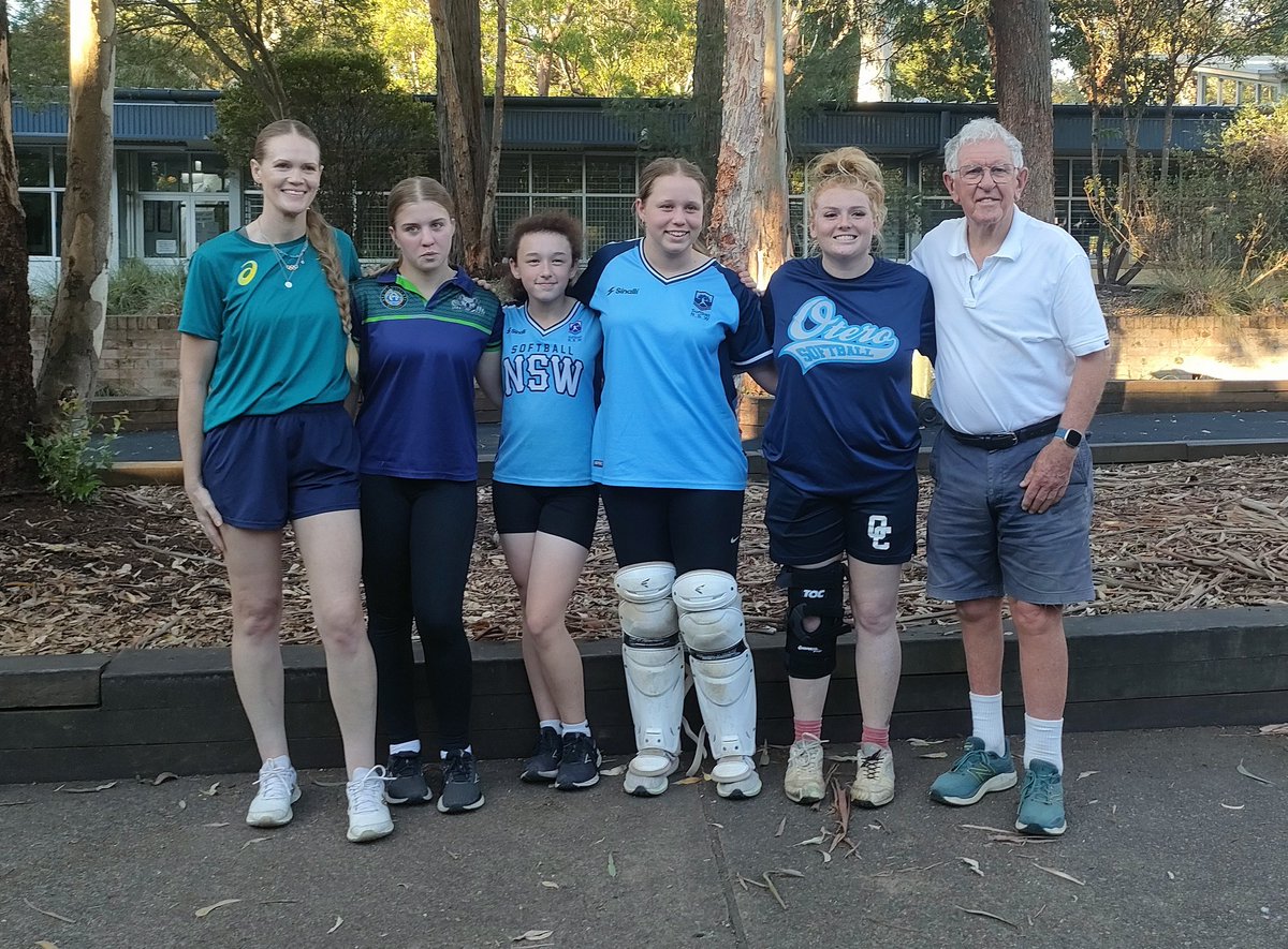 AlyssaCharter's tweet photo. Had a great time catching up with Australian and International pitcher Ell Roberts, my old pitching coach Bill Holland, and chatting with some young up and comers. I always learn a lot from Ell. She is a great inspiration and has had a remarkable international career https://t.co/sfTo4wSpyi