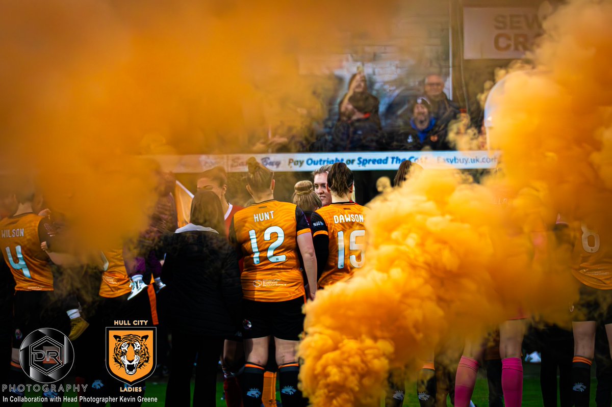 HullCityLFC's tweet photo. #HCLAdvent 1️⃣2️⃣

Now, in her second season as a Tigress, Kirstie was 🔑  to the  promotion back to Tier 3!! 🐯 

No. 12 pulls the strings in ⚫️🟠 and committed each and every game!

🤝 @TruthLegal

#HearUsRoar https://t.co/vU21IUROjU