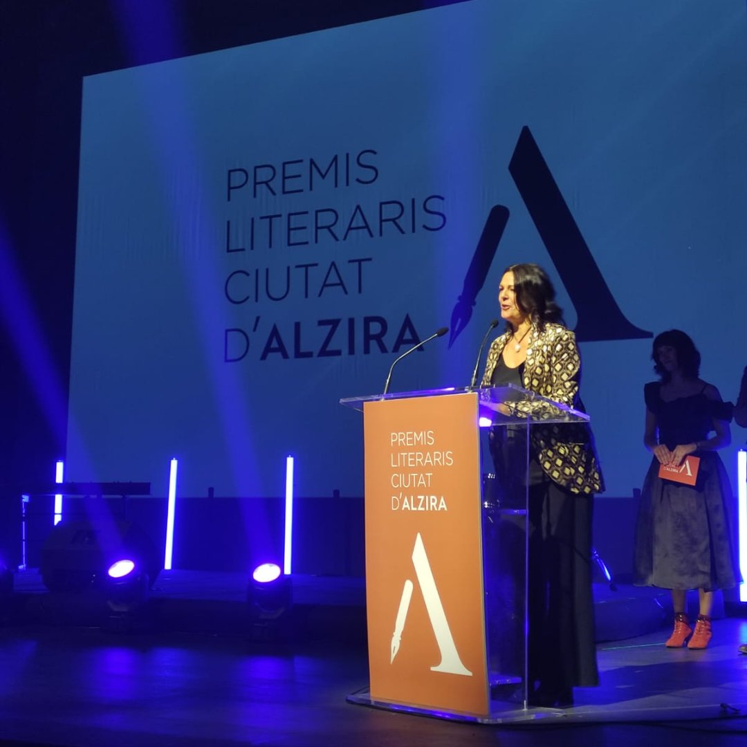🏆 «El blau al meu costat», d’Eva Moreno Bosch, XXXVI Premi de Novel·la Ciutat d’Alzira, patrocinat per <a href="/AjuntAlzira/">Ajuntament Alzira</a>. #PLCA2024