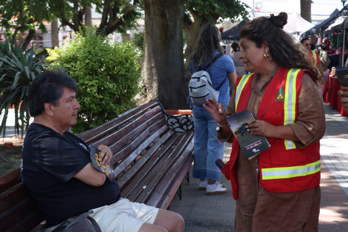 MinagriMaule's tweet photo. En la plaza de Armas de #Curicó brigadistas de @conaf_maule entregaron folletos de prevención para evitar ocurrencia de #IncendiosForestales
Con @DPPCurico, @sagchile #Maule seremi @MinagriMaule y @Carabdechile 
#ChileSePrepara https://t.co/vuPhCGoahp