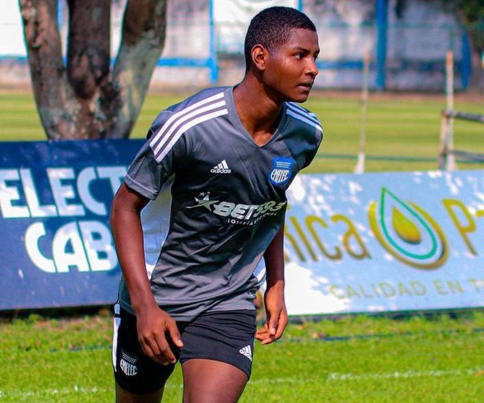 SteffanoDu's tweet photo. Diogo Bagüí es de lo poco bueno que queda en la plantilla de Emelec y en 15 días puede irse libre por falta de pagos. No daré valores por respeto al jugador, pero le adeudan una cifra irrisoria tratándose de un club grande. Sino pueden blindar a su joya, ¿qué hacen en el club? https://t.co/ijZKOZJqDW