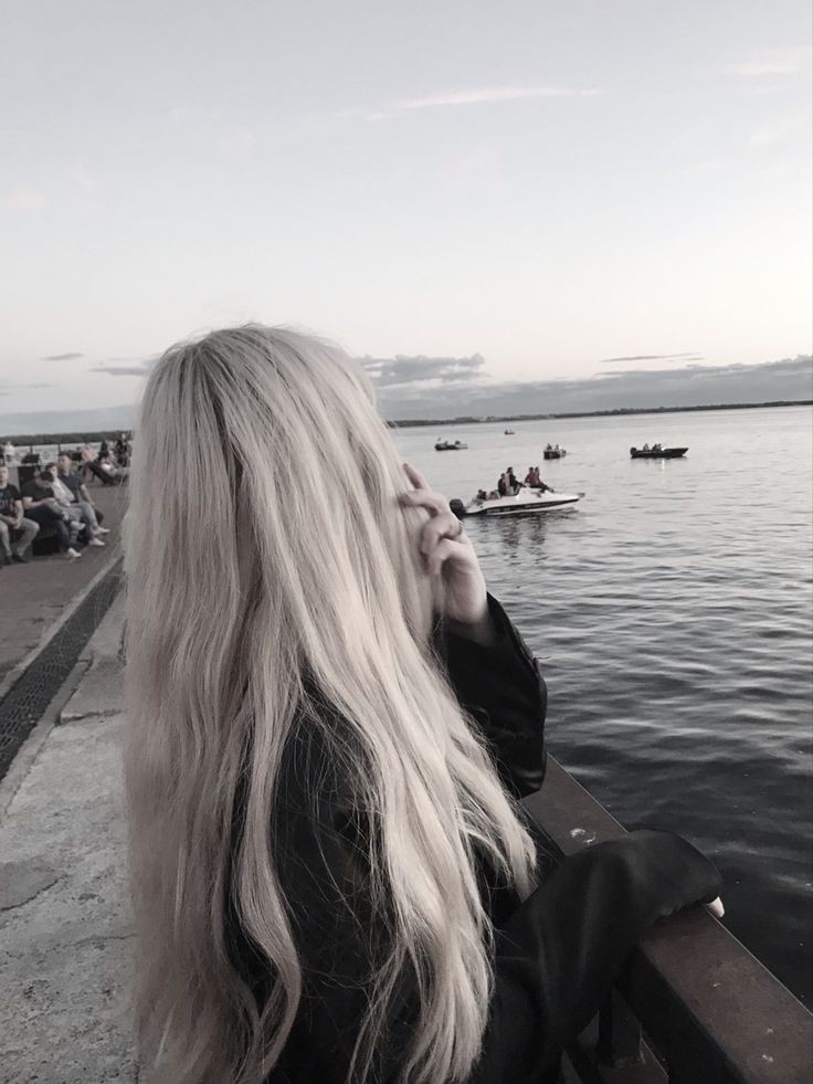 Os segredos da lua refletem no olhar de quem ousa carregá-los.