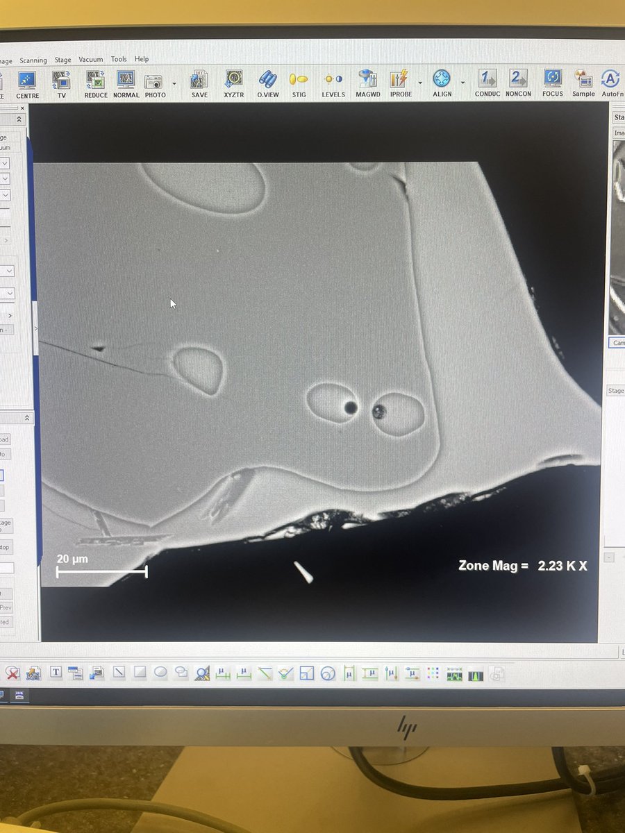 Olivines have eyes 👀

Fun SEM session today on the products of the summer 2024 #paroxysm of #Stromboli

#volcanology #petrology #microscopy