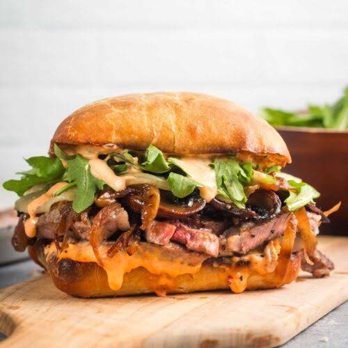 semanariomex's tweet photo. 🚨ES UN GENIO🚨

Robegrill prepara por CATORCEAVA vez en el año un sándwich de rib eye con mayonesa chipotle https://t.co/2utotXizkD