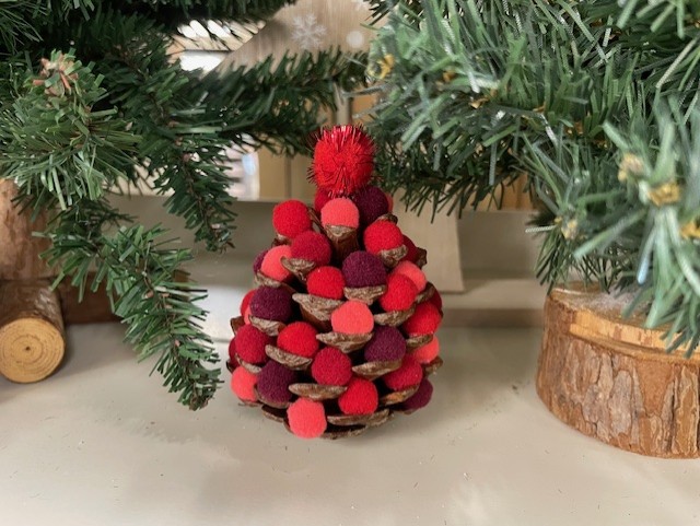 HamiltonLibrary's tweet image. Long Table Craft Event held on December 3rd at the Terryberry Branch brought in 18 #crafters including Jaclyn and Pam! All had a jolly ol' time creating different festive #decor to display.
Stay tuned to hpl.ca/guide for more sessions coming in January and February!