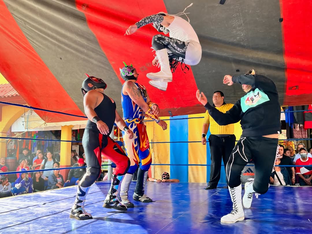 LaTijeraLucha's tweet photo. Lucha en relevos atómicos con una gran dinámica y con ritmo vertiginoso por los ocho jóvenes, donde los castigos de poder de las #LineasRectas se hizo presente, pero no les alcanzó ante la espectacularidad de #Zizza, #DronJr, #GoldenPower y #DarkPrince que logran dar cuenta de... https://t.co/BiNzcdOmNI