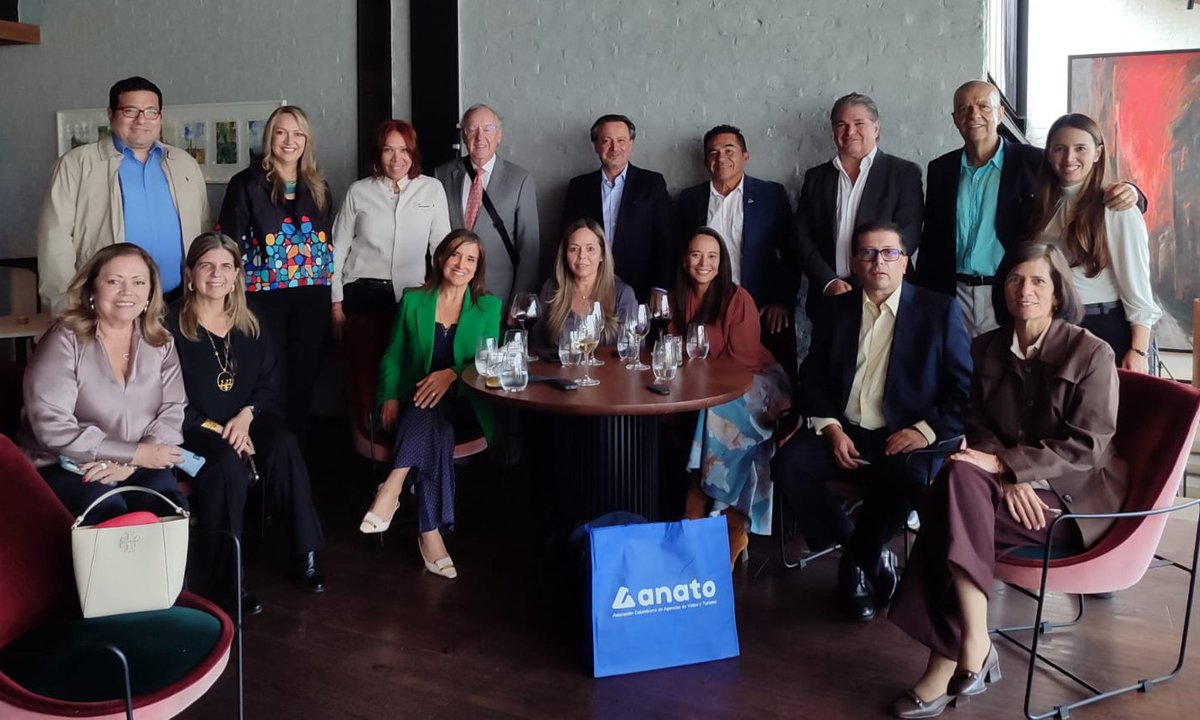 AnatoNacional's tweet photo. ➡️Hoy nuestra presidente ejecutiva de ANATO, @PaulaCortesC visitó el restaurante de la reconocida chef colombiana @Leoescocina, en el almuerzo de fin de año de con la Junta Directiva Nacional de ANATO. https://t.co/IIeyF2M2Sq