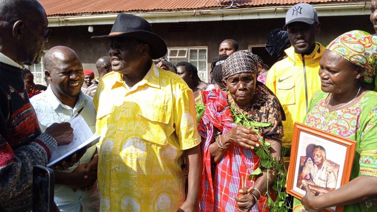 sandeIsaac01's tweet photo. President @KagutaMuseveni today visited the home of the Late Yovan Chemonges in Siron Cell, Kapkwiminy ward, Kapchorwa Municipality, He interacted with Leonard chemonges the son to the late and the wife to the late and the grand children. He also gave the wife of the late 10m. https://t.co/j7Ib1GGZj8