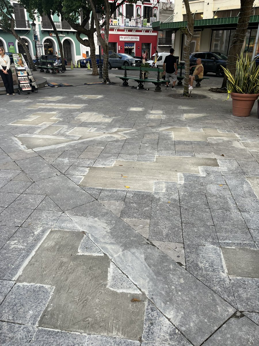 Municipio de San Juan. Reparación Plaza de Armas. ¿Al cuestionar a empleado sobre chapuza me dijo que si yo quiero que alguien se mate con las losas sueltas. Al cuestionarle que impide poner losas nuevas, contestó que ya no las hacen.  Bonita solución al problema.