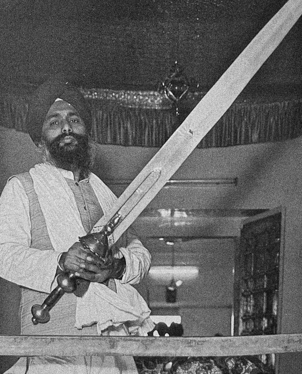 shastardhari_'s tweet photo. Sword attributed to Imam Ali, the son-in-law of the Prophet Muhammad.

Gifted to Guru Gobind Singh Ji by Mughal Emperor Bahadur Shah.

Takht Sri Keshgarh Sahib, Anandpur Sahib, circa 1975. https://t.co/BG8eBhBoQQ