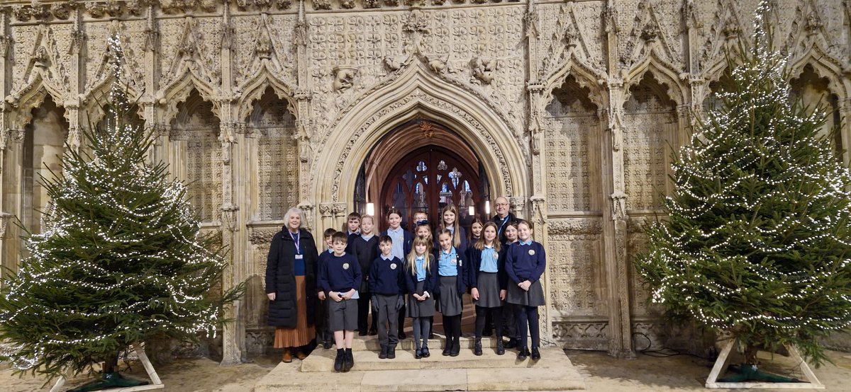 MrT_EHT's tweet photo. An amazing day full of Christmas carols @lincolndbe alongside our 3 schools together. Super singing in the quire and also the opportunity to see friends from @the_laat  . Well done to the children from @ChestnutRusk @MortonCEPS @HorblingBrowns https://t.co/cGicrDwoDr