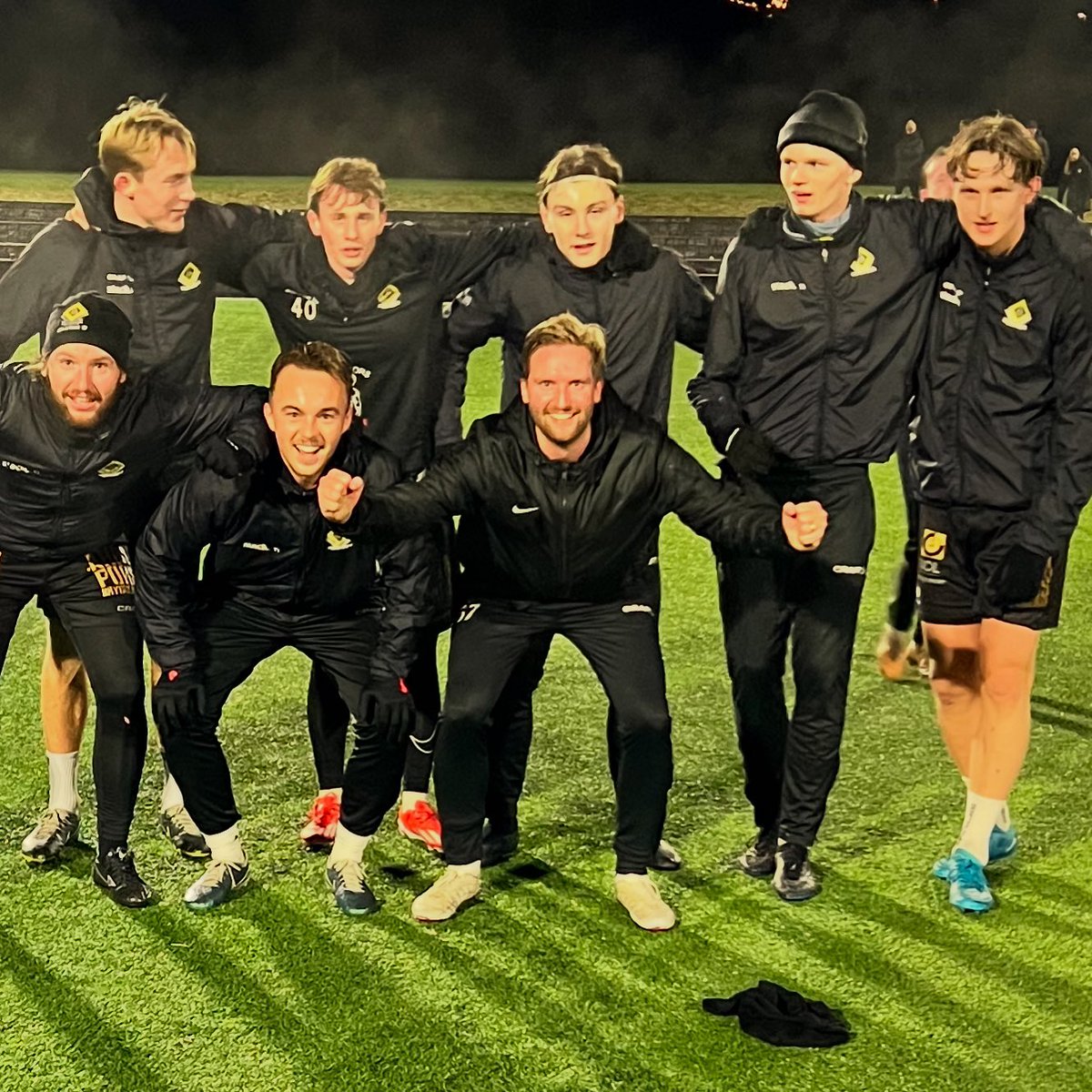 NiklasTidstrand's tweet photo. Idag var min sista träning som huvudtränare för Ahlafors IF, även om den mestadels genomfördes som spelare.🙂⚽️

Tre minnesvärda år där vi tagit de tre bästa placeringarna i Ahlafors IF:s historia men framförallt haft väldigt kul och en utvecklande bra verksamhet tillsammans! https://t.co/wxFWy3Qbz4