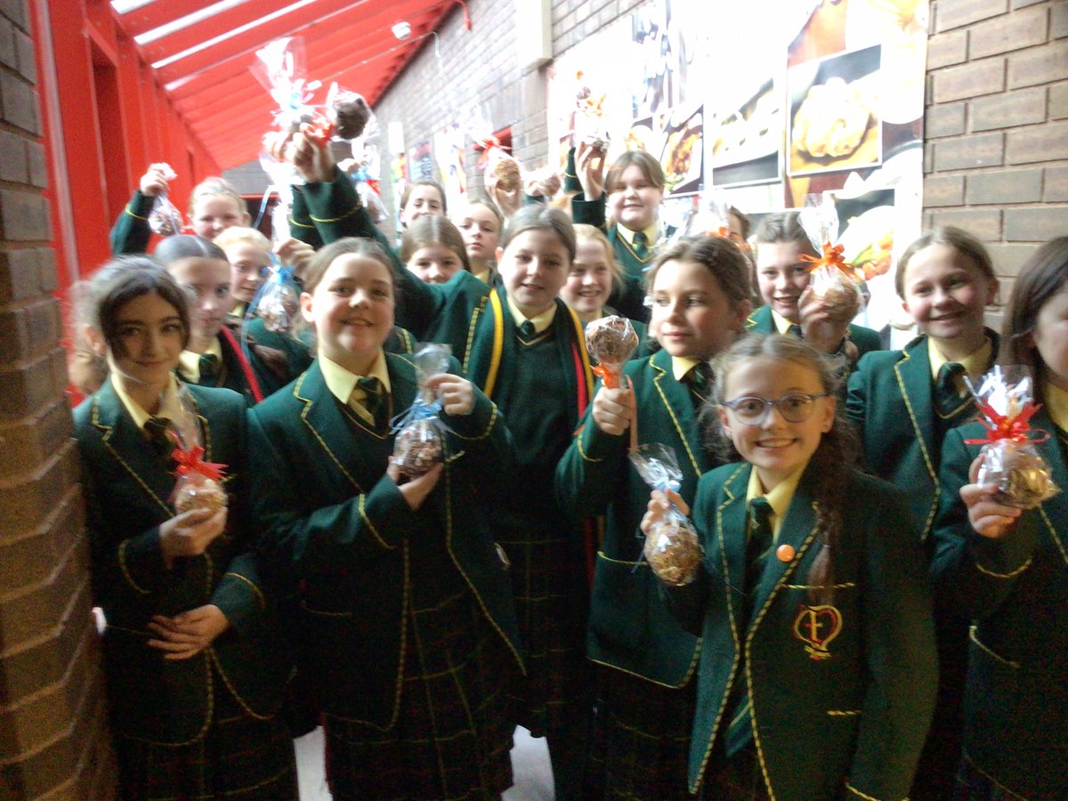 StCatsHomeEc's tweet photo. Our first seasonal cookery session started off with a bang as students created delicious chocolate apples. A fun, hands-on activity that celebrated seasonal produce and was thoroughly enjoyed by all! https://t.co/hVhR03zkOt