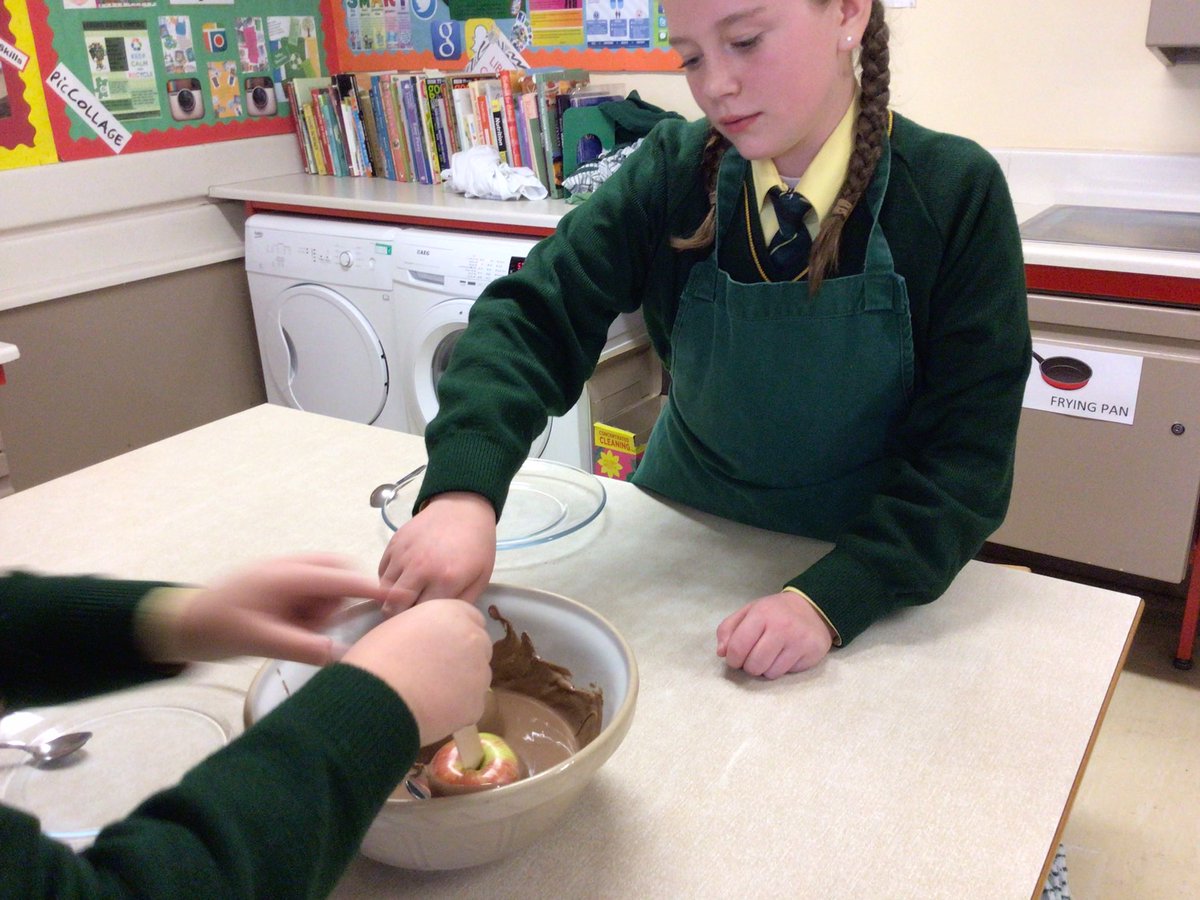 StCatsHomeEc's tweet photo. Our first seasonal cookery session started off with a bang as students created delicious chocolate apples. A fun, hands-on activity that celebrated seasonal produce and was thoroughly enjoyed by all! https://t.co/hVhR03zkOt