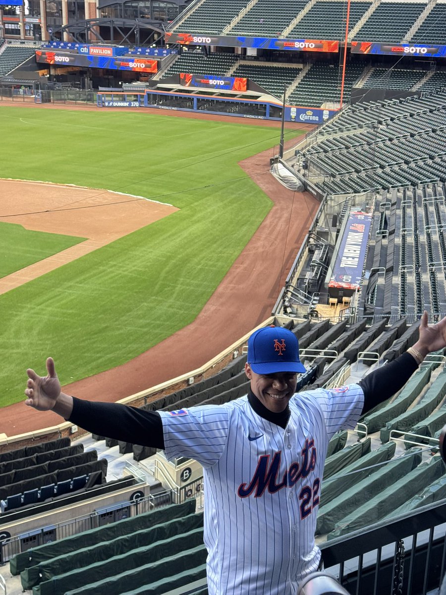 SNY_Mets's tweet photo. Smiling through it all! Can’t believe this is my life! https://t.co/mYHfRYerwS