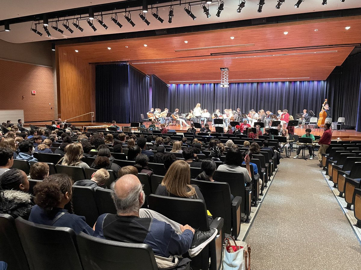echotrailchoir's tweet image. Day 2 of our winter concert tour! ✅ Today was the 7th Graders’ turn to listen to the wonderful musicians from @EasternHSMedia and celebrate with bowling! @easternhsbands @EchoTrailModMus @echotrailband @EchoTrailMiddle @KaraJo_Ammerman #ExpectgreaTness