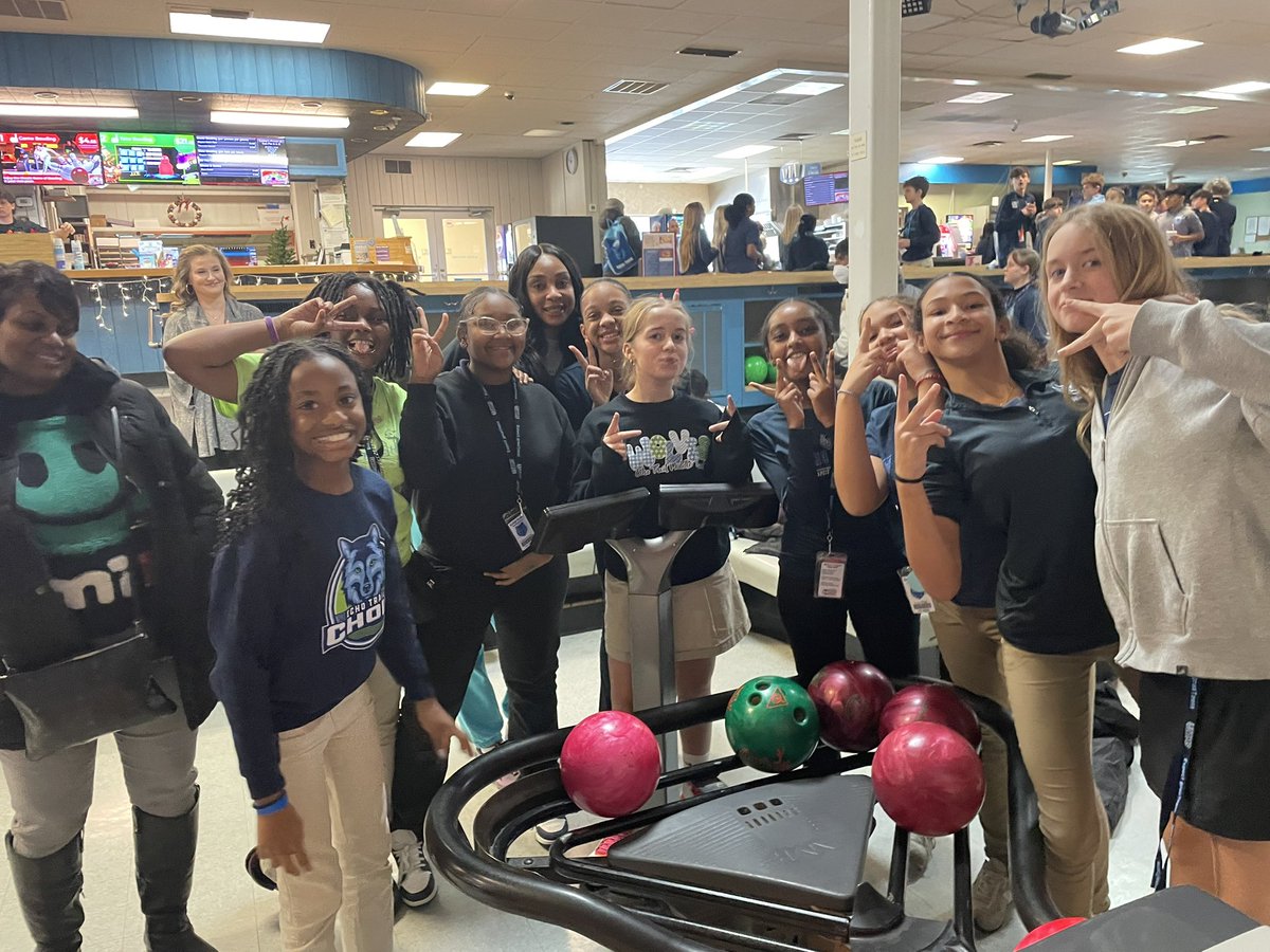 echotrailchoir's tweet image. Day 2 of our winter concert tour! ✅ Today was the 7th Graders’ turn to listen to the wonderful musicians from @EasternHSMedia and celebrate with bowling! @easternhsbands @EchoTrailModMus @echotrailband @EchoTrailMiddle @KaraJo_Ammerman #ExpectgreaTness