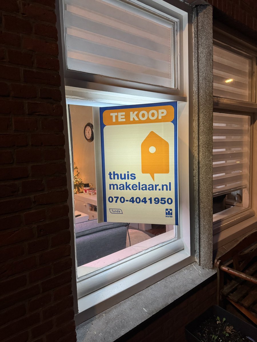 Het zijn donkere dagen, maar gelukkig kan door de verlichte te koop borden van Thuismakelaar.nl iedereen goed zien dat uw huis te koop is. Wilt u ook extra attentiewaarde voor een top verkoop neem dan contact op. #Thuismakelaar #Makelaar #DenHaag #Verkoop #Woning #starter
