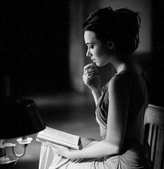 letras_enlinea's tweet photo. Y callé mi voz 
Mi corazón vibra 
Las palabras callan en la noche, mientras la luna llena ilumina con sus luces.. por ese amor que anhelo 
No quiero morir en el olvido......

#erotuits #tupoesia #AmorAmargo #ErotiXmo https://t.co/YQDQkUjjjo