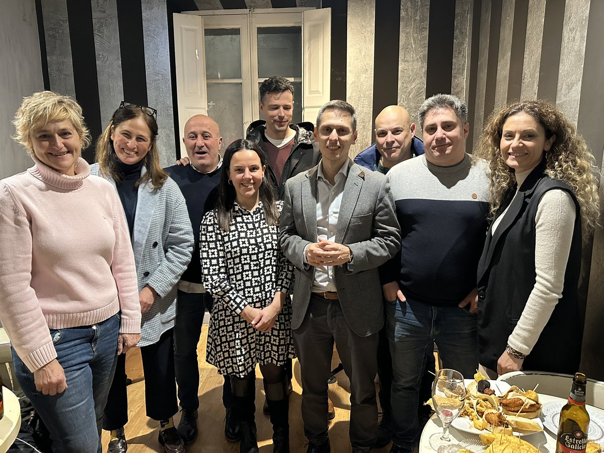 Ainoaqui's tweet photo. Esta noche, acompañamos a los compañeros y compañeras del @PSOEReocin y a su secretaria general, @lydiiateran, en el tradicional vino de Navidad en Puente San Miguel.

Compartimos un rato entrañable con quienes creemos en un @PSOECantabria fuerte, creíble y reconocible. https://t.co/Nohj5fSWaQ