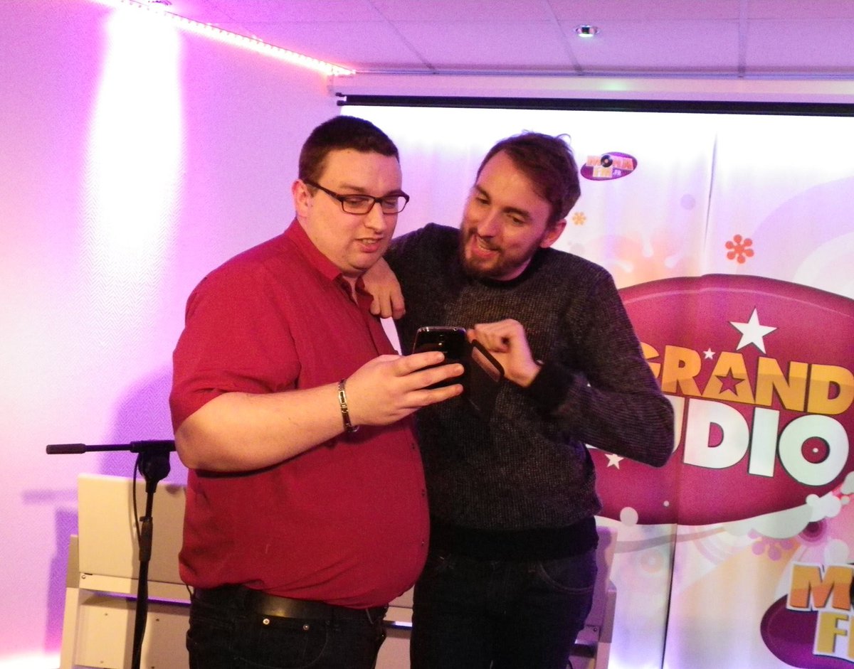 PereEtGeek's tweet photo. @Charliiine__ @cwillem Ma première ... Alors oui oui c'est moi sur la photo lol , c'était mon ancien moi , celui qui abusait des donuts lol ... honte de ce physique mais un tellement bon souvenir cette rencontre privée à Mona FM en 2015. Ps sur une photo certaines vont se reconnaitre :-) https://t.co/YqQft3J1zu