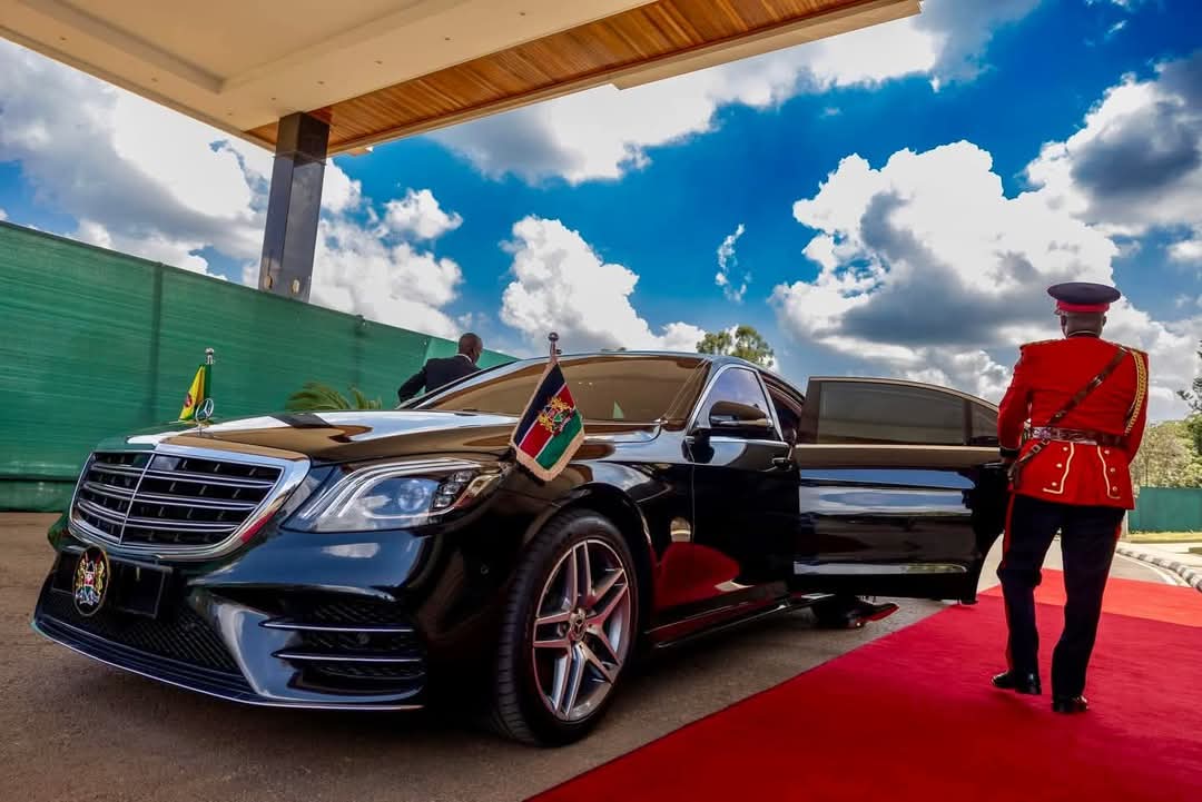 Major_Mkenya's tweet photo. Grandeur and Opulence at it's best. Billionaires' luxury car. That is a Mercedes Benz S 680 Maybach
6 litre , 5700 LBL horse power 
V12 engine engine.
The largest and one of the most expensive ever produced by the German auto!!
#JamhuriDay2024 #GenZ @OkiyaOmtatah https://t.co/9F4viGUgXx