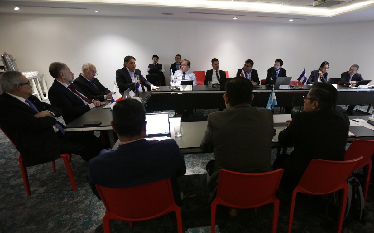 jrgg12's tweet photo. Hoy dialogamos con el #CDMER del #SIEPAC sobre los retos eléctricos regionales. La región requiere seguir profundizando su integración. Extraregionales México 🇲🇽 y Colombia 🇨🇴 serán piezas fundamentales en el logro de estos objetivos. 

La #Transicionenergetica se fundamenta en el aseguramiento del abastecimiento y la descarbonizacion de las matrices eléctricas. El #MER Mercado Eléctrico Regional es el mejor instrumento disponible en la actualidad para avanzar en estos objetivos. Unidos somos más fuertes!