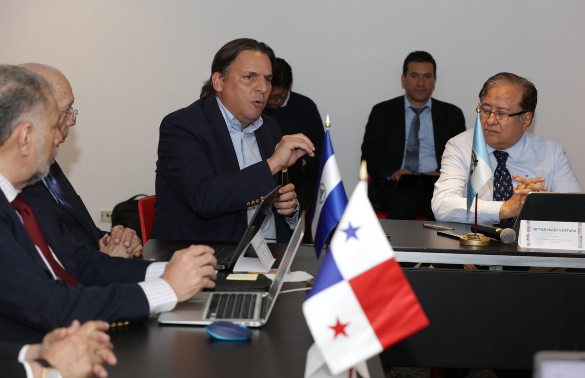 jrgg12's tweet photo. Hoy dialogamos con el #CDMER del #SIEPAC sobre los retos eléctricos regionales. La región requiere seguir profundizando su integración. Extraregionales México 🇲🇽 y Colombia 🇨🇴 serán piezas fundamentales en el logro de estos objetivos. 

La #Transicionenergetica se fundamenta en el aseguramiento del abastecimiento y la descarbonizacion de las matrices eléctricas. El #MER Mercado Eléctrico Regional es el mejor instrumento disponible en la actualidad para avanzar en estos objetivos. Unidos somos más fuertes!