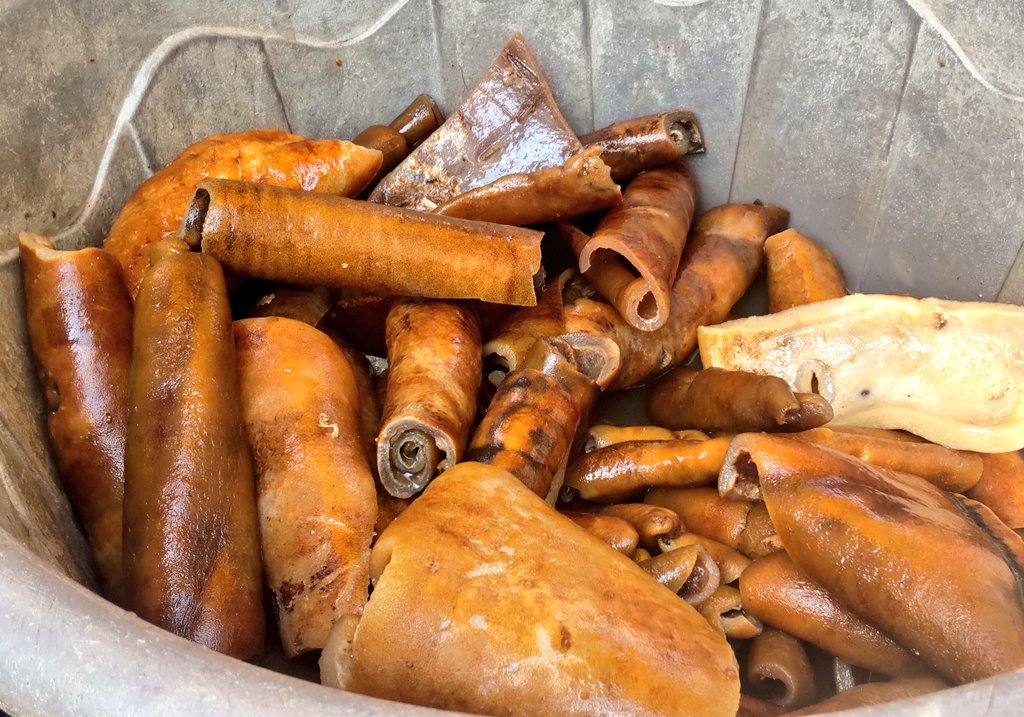 【牛の皮】
📍Obogu,Ashanti🇬🇭

現地ごはんのトッピングにたまに見られる牛の皮🐂
■値段:1個3セディ(小)/5セディ(大)
※約3円/5円🇯🇵

とてもかたい。