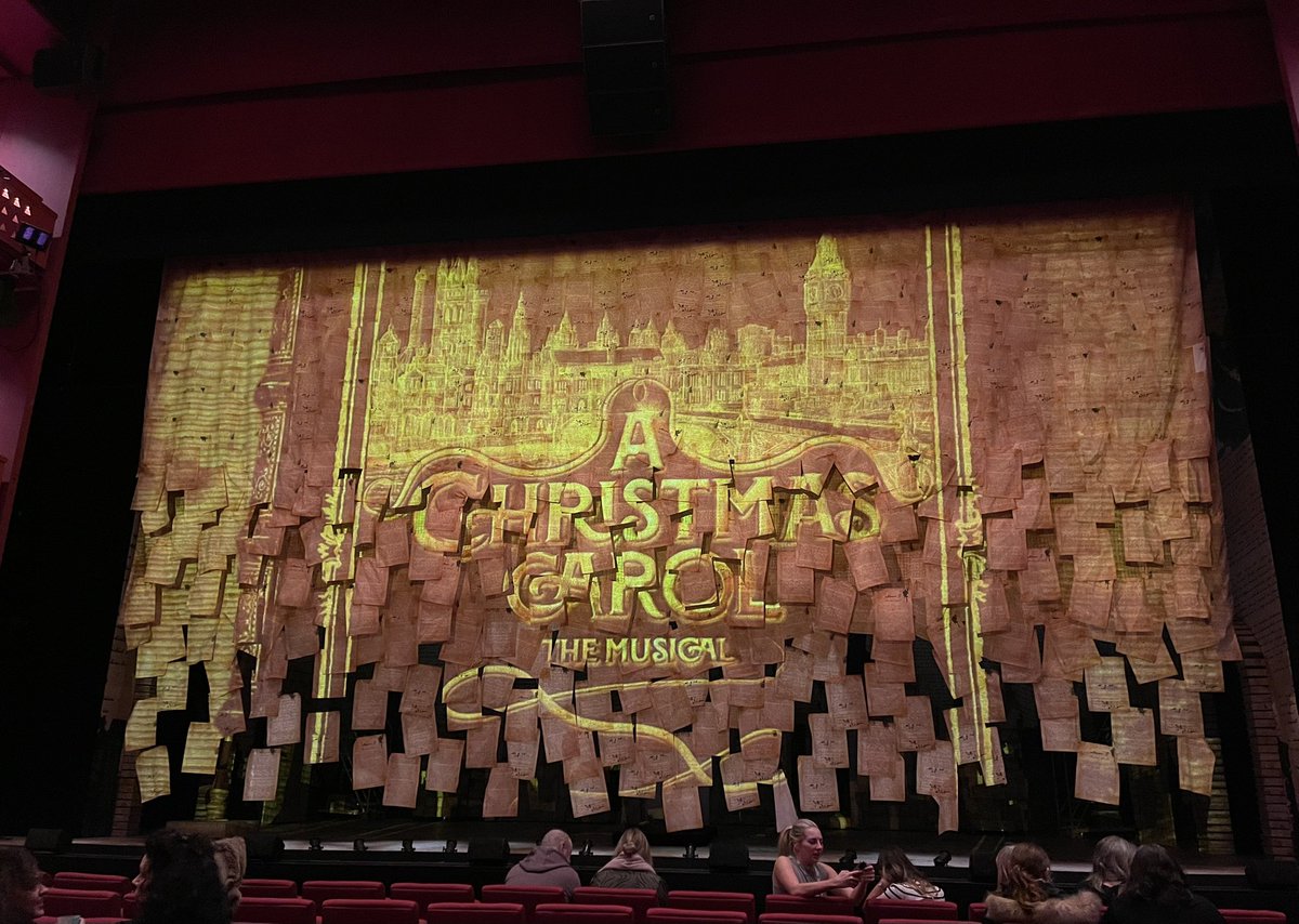 FrancesScott1's tweet photo. It’s Christmas!🎄@The_Lowry for @HopeMillTheatre classic #AChristmasCarolTheMusical #Christmas #HopeMillTheatre #BahHumbug https://t.co/UQOSv6SImN